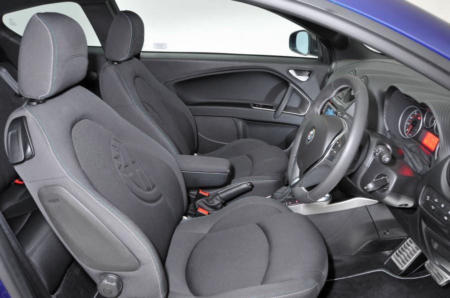 Интерьер Alfa Romeo MiTo QV Line (955) 2014 года  (UK) (фото 10 из 12)